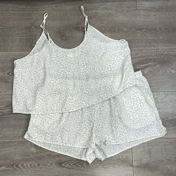 NWOT Colsie Satin Cami and Shorts Sleep Pajama Set Gray White Print XL - Picture 1 of 16